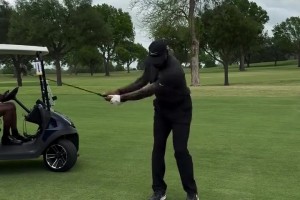 松弛感拉满！詹姆斯训练完与布朗尼一起来打高尔夫 ...